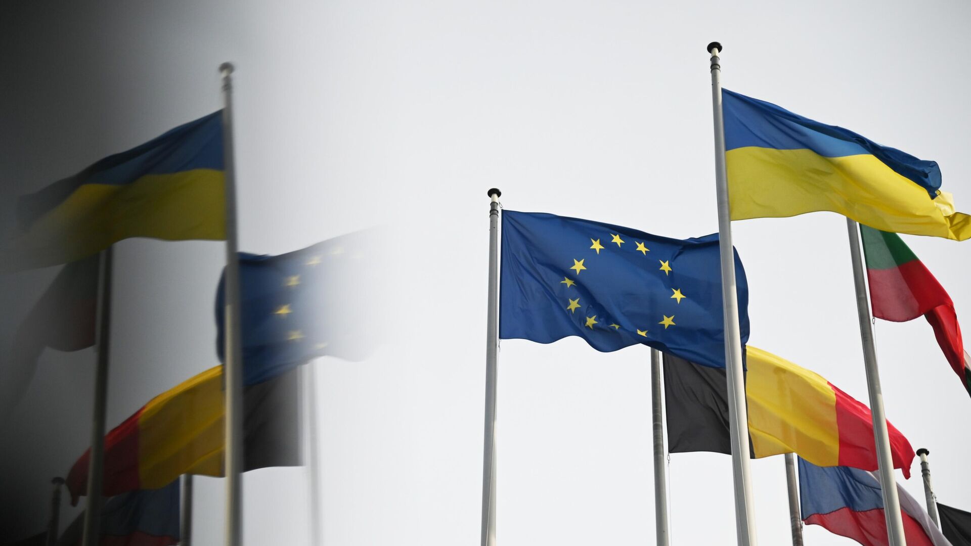 Домбровскис: страны G7 выделили Киеву 35 млрд евро из 45 млрд кредита