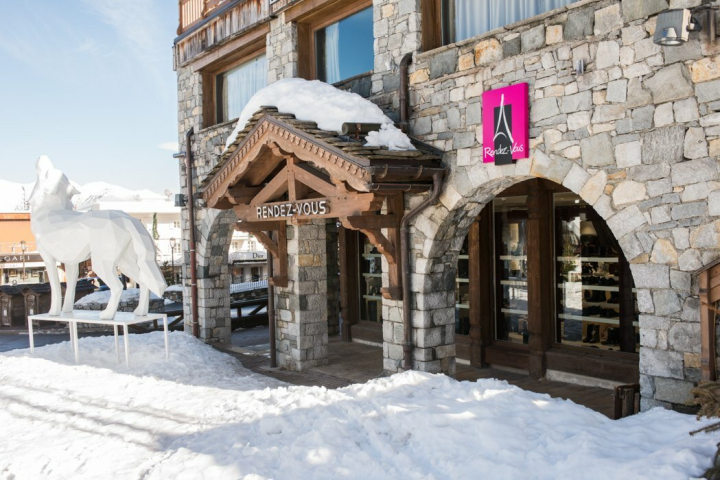 Главное за неделю: скандальный тур Rendez-Vous, «Адамас» продал бизнес, названы самые подделываемые бренды в 2025 году